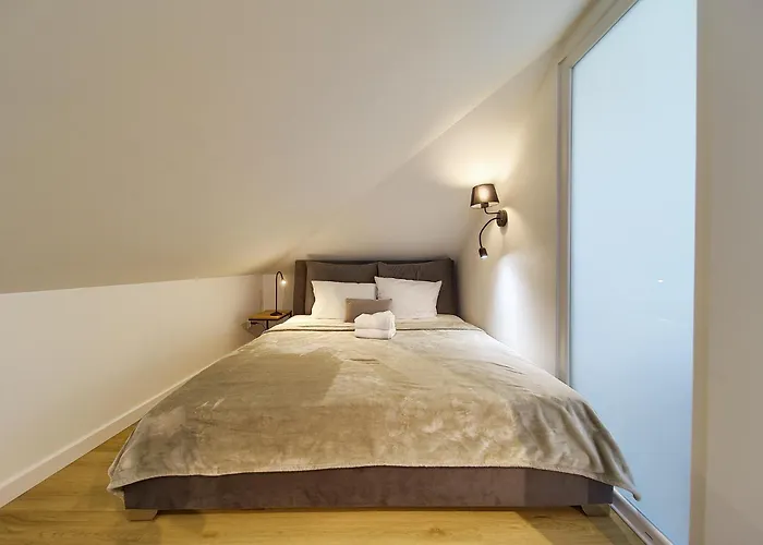 Reja Comfy Elegance By Bookinghost